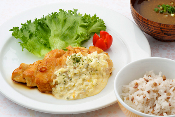 揚げないチキン南蛮/もち麦入りごはん/みそ汁