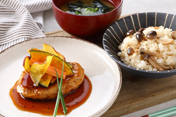 鶏ひき肉の和風ハンバーグ/きのこの混ぜご飯/味噌汁　