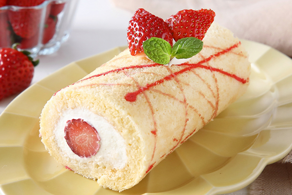 苺のデコロールケーキ