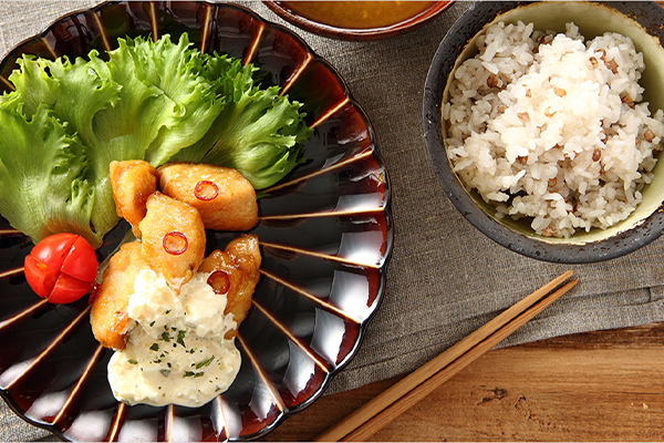 揚げないチキン南蛮/もち麦入りごはん/みそ汁