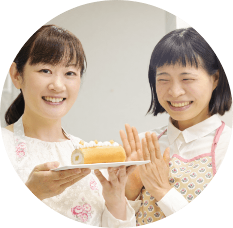 講師と料理を楽しむ様子