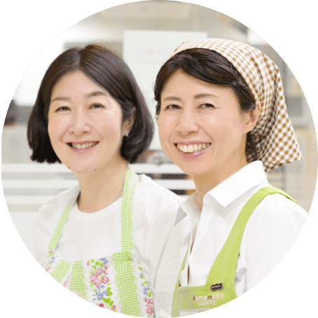 講師と料理を楽しむ様子