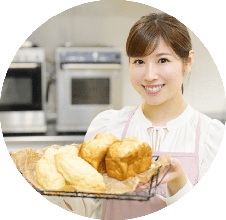 講師と料理を楽しむ様子