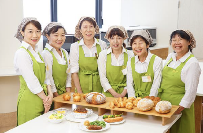 笑顔でパンを作る講師陣