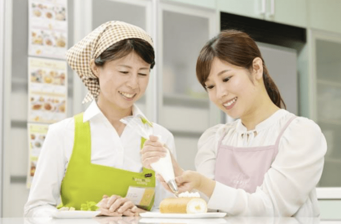 ケーキ作りを楽しむ講師と生徒