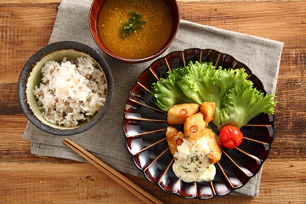 （和食）揚げないチキン南蛮/もち麦入りごはん/みそ汁