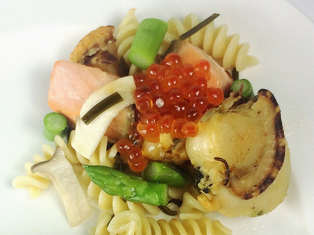 秋鮭とほたて・アスパラのショートパスタ