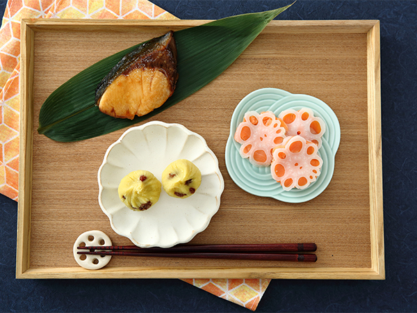 簡単お節プレート（ぶりのこがし照り焼き/サーモンれんこん/さつま芋とレーズンの茶きん）
